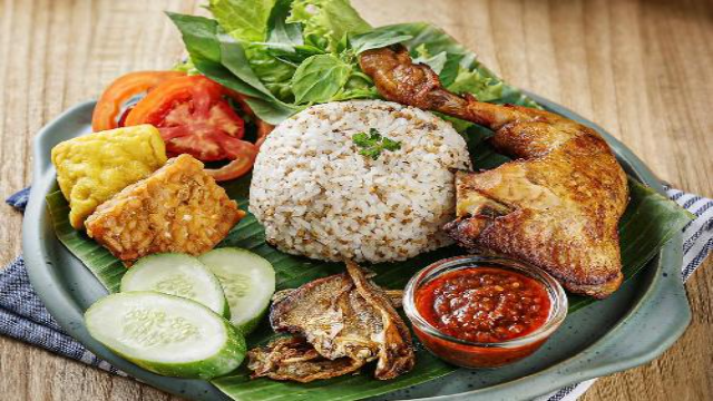 Nasi Tutug Oncom: Warisan Kuliner Sunda yang Menggugah Selera